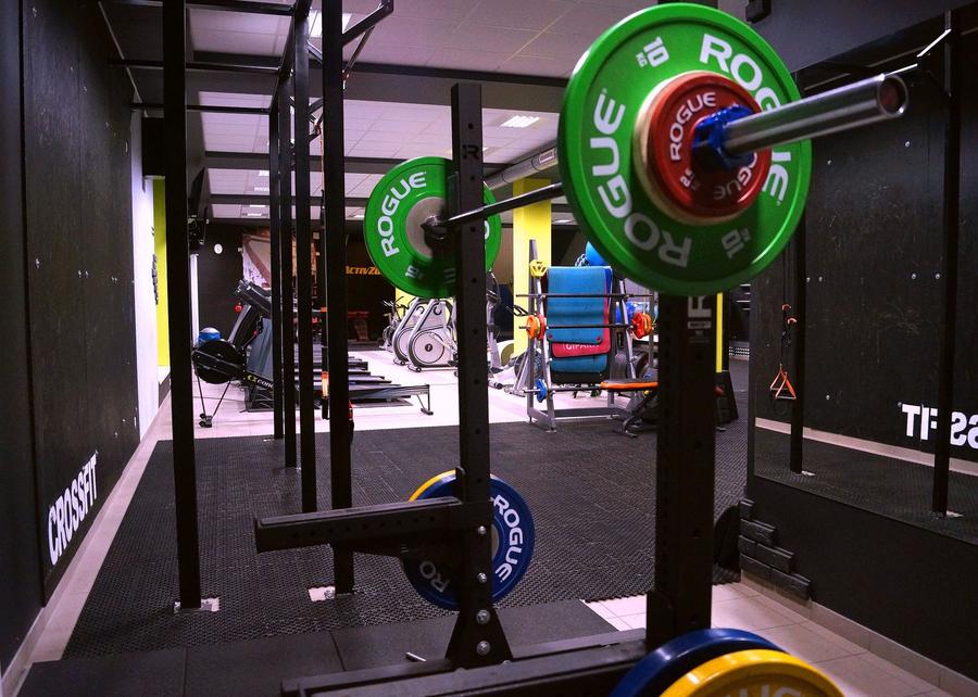 Strefa crossfit ze sprzętem Rogue