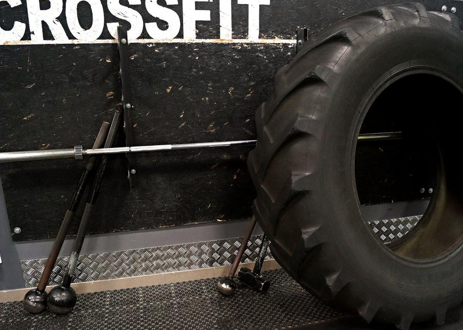 Strefa crossfit — opona i młot treningowy